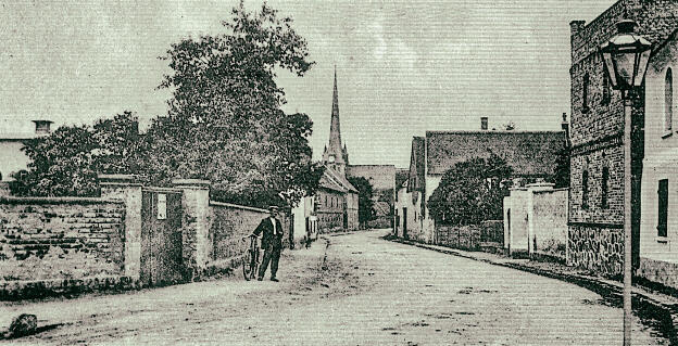 Die frühere Dorfstrasse mit Blick zur Kirche